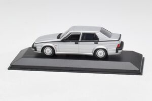 Alfa Romeo 75 3.0 V6 Sidabrinis Minichamps 1:43 400120461 Metalas