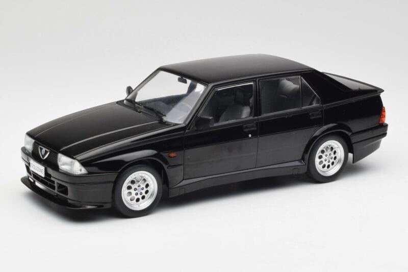 Alfa Romeo 75 Turbo Evoluzione Juodas MCG 1:18 MCG18429 Metalas
