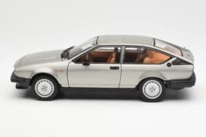 Alfa Romeo Alfetta GTV 2.0 Pilkas Metalinis AUTOart 1:18 70147 Metalas - nuotrauka 4 iš 8