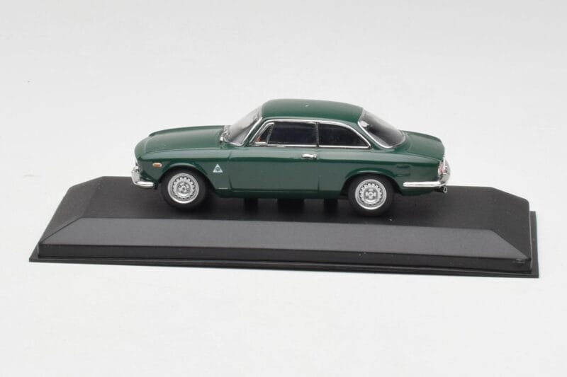 Alfa Romeo Giulia GTA 1300 Junior Žalias Minichamps 1:43 ALFA010 Metalas