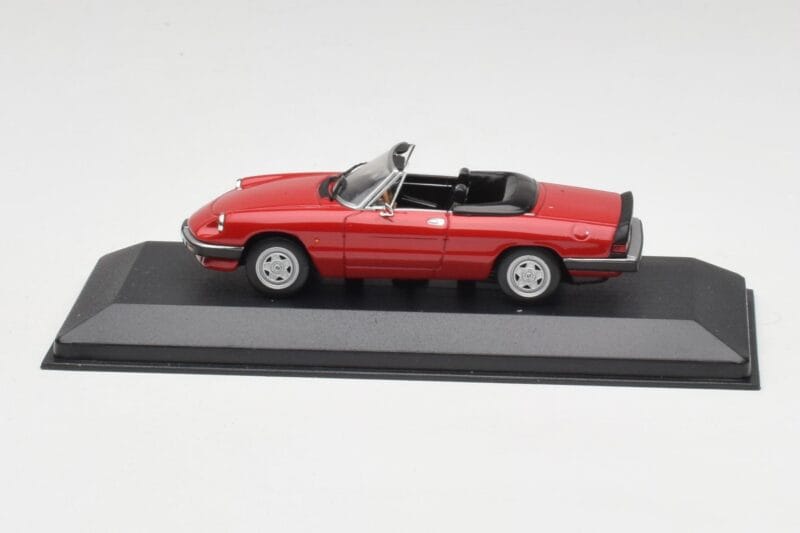 Alfa Romeo Spider 2000 Alfa Raudonas Minichamps 1:43 436120760 Metalas