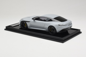 Aston Martin DB12 Nardo Gray MotorHelix 1:18 MH027NG Derva - nuotrauka 5 iš 7