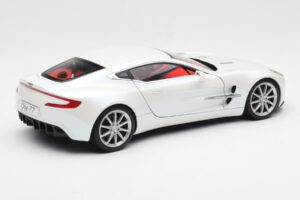 Aston Martin One-77 Morning Frost Baltas AUTOart 1:18 70244 Metalas - nuotrauka 3 iš 8