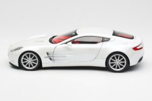Aston Martin One-77 Morning Frost Baltas AUTOart 1:18 70244 Metalas - nuotrauka 4 iš 8