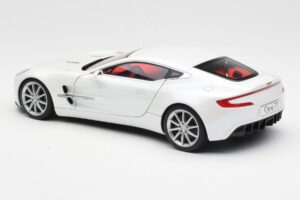Aston Martin One-77 Morning Frost Baltas AUTOart 1:18 70244 Metalas - nuotrauka 7 iš 8