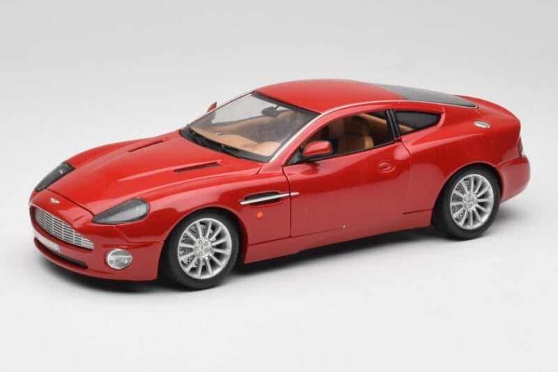 Aston Martin V12 Vanquish Raudonas Bburago 1:18 34063 Metalas