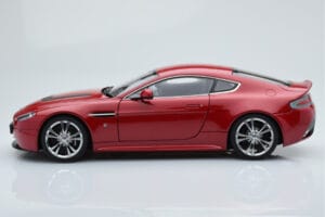 Aston Martin V12 Vantage Raudonas AUTOart 1:18 70208 Metalas - nuotrauka 4 iš 8
