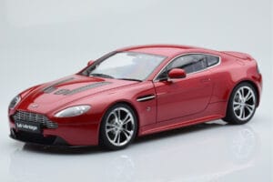 Aston Martin V12 Vantage Raudonas AUTOart 1:18 70208 Metalas