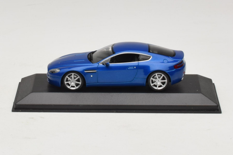 Aston Martin V8 Vantage Blue Metallic Minichamps 1:43 400137422 Metalas
