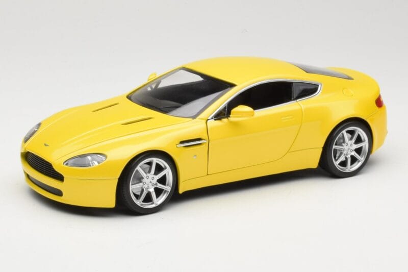 Aston Martin V8 Vantage Geltonas Hot Wheels 1:18 G7159 Metalas