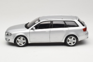 Audi A4 B7 3.2 Quattro Avant Sidabrinis Minichamps 1:18 5010404215 Metalas - nuotrauka 4 iš 8