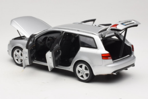 Audi A4 B7 3.2 Quattro Avant Sidabrinis Minichamps 1:18 5010404215 Metalas - nuotrauka 5 iš 8