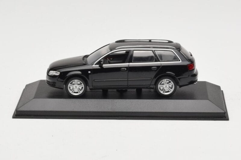 Audi A4 B7 Avant Juodas Minichamps 1:43 AUDI008 Metalas