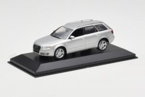 Audi A4 B7 Avant Sidabrinis Minichamps 1:43 AUDI009 Metalas - nuotrauka 2 iš 4