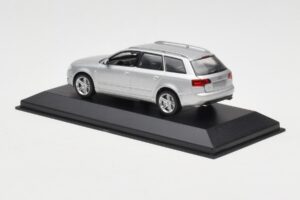 Audi A4 B7 Avant Sidabrinis Minichamps 1:43 AUDI009 Metalas - nuotrauka 3 iš 4