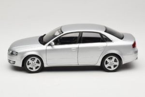 Audi A4 B7 Sidabrinis Minichamps 1:18 100014402 Metalas - nuotrauka 4 iš 8