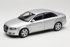 Audi A4 B7 Sidabrinis Minichamps 1:18 100014402 Metalas