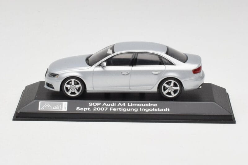 Audi A4 B8 3.2 Quattro Ice Sidabrinis Minichamps 1:43 5010704113 Metalas