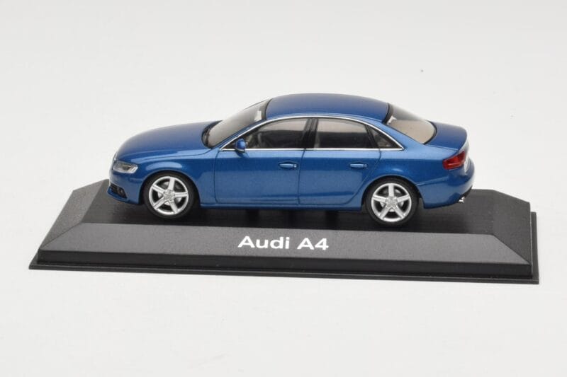 Audi A4 B8 3.2 Quattro Aruba Blue Minichamps 1:43 5010704123 Metalas