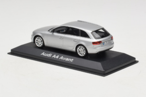 Audi A4 B8 Avant Ice Silver Minichamps 1:43 5011204213-R1 Metalas - nuotrauka 3 iš 4