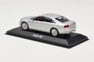 Audi A8 D3 Šviesiai Sidabrinis Minichamps 1:43 5010508113 Metalas - nuotrauka 3 iš 4