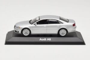 Audi A8 D3 Šviesiai Sidabrinis Minichamps 1:43 5010508113 Metalas
