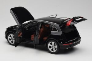 Audi Q5 8R Phantom Black Kyosho 1:18 09242BK Metalas - nuotrauka 5 iš 8