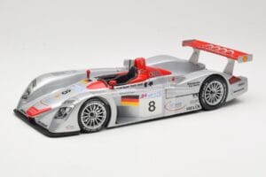 Audi R8 LMP900 #8 Audi Sport Team Joest F. Biela / E. Pirro / T. Kristensen 24 Hours of Le Mans 2000 Maisto 1:18 38899 Metala