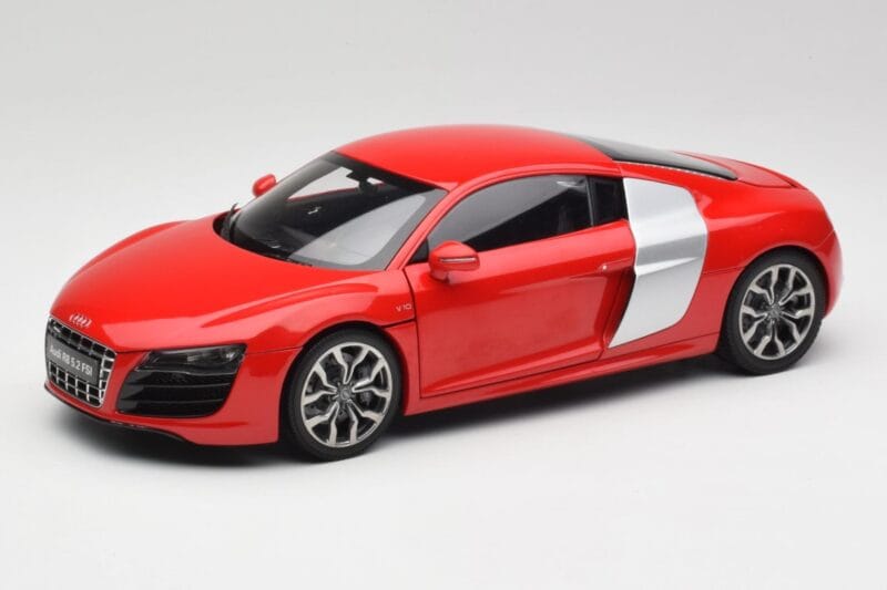 Audi R8 V10 Brilliant Raudonas Kyosho 1:18 09216RR Metalas