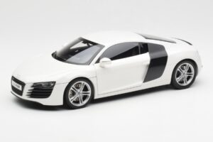 Audi R8 Type 42 Baltas Kyosho 1:18 09213W Metalas