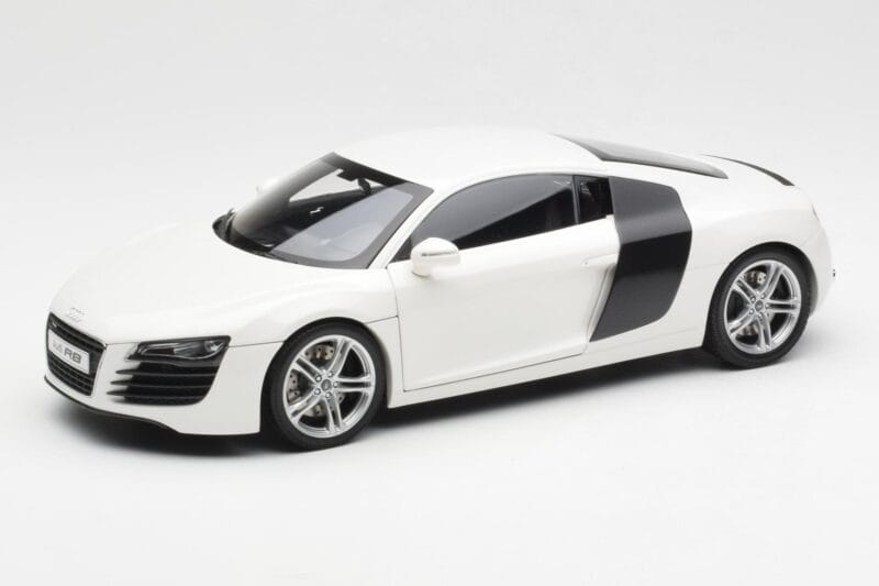 Audi R8 Type 42 Baltas Kyosho 1:18 09213W Metalas