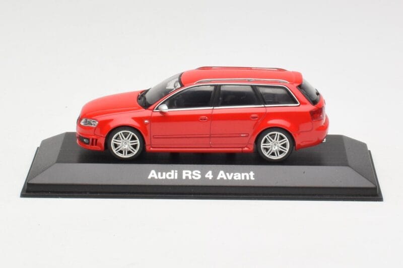 Audi RS4 B7 Avant Raudonas Minichamps 1:43 5010509213 Metalas
