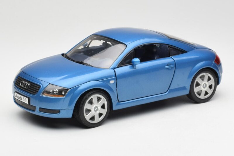 Audi TT 8N Mėlynas Revell 1:18 8954 Metalas