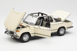 BMW 2002 Baur Kabrioletas E10 Chamonix Baltas AUTOart 1:18 70532 Metalas - nuotrauka 2 iš 8