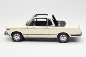 BMW 2002 Baur Kabrioletas E10 Chamonix Baltas AUTOart 1:18 70532 Metalas - nuotrauka 4 iš 8