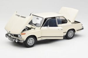 BMW 2002 Baltas Kyosho 1:18 08541W Metalas - nuotrauka 2 iš 8