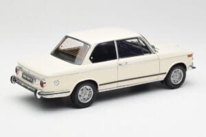 BMW 2002 Baltas Kyosho 1:18 08541W Metalas - nuotrauka 3 iš 8