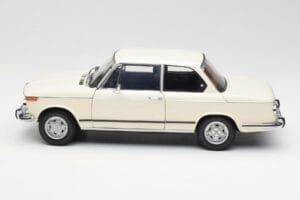 BMW 2002 Baltas Kyosho 1:18 08541W Metalas - nuotrauka 4 iš 8