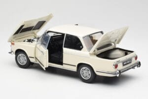 BMW 2002 Baltas Kyosho 1:18 08541W Metalas - nuotrauka 5 iš 8