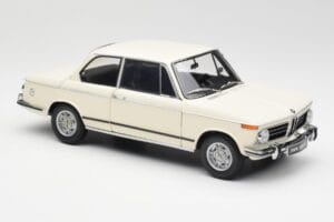 BMW 2002 Baltas Kyosho 1:18 08541W Metalas - nuotrauka 6 iš 8