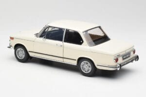 BMW 2002 Baltas Kyosho 1:18 08541W Metalas - nuotrauka 7 iš 8