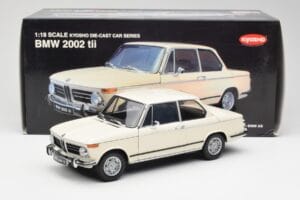 BMW 2002 Baltas Kyosho 1:18 08541W Metalas - nuotrauka 8 iš 8