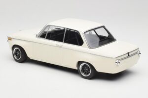 BMW 2002 Baltas Plain Body Version Minichamps 1:18 155702600 Metalas - nuotrauka 5 iš 6