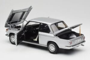 BMW 2002tii Sidabrinis AUTOart 1:18 80430151479 Metalas - nuotrauka 5 iš 8