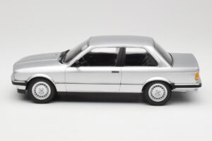 BMW 323i E21 Sidabrinis Minichamps 1:18 155026001 Metalas - nuotrauka 3 iš 6