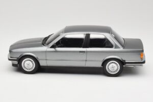 BMW 323i E30 Grey Metallic Minichamps 1:18 155026006 Metalas - nuotrauka 3 iš 6