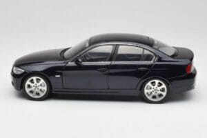 BMW 330i E46 Juodas Kyosho 1:18 08731RB Metalas - nuotrauka 4 iš 8