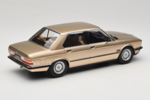 BMW 520i E28 Gold Metallic IXO 1:18 18CMC184 Metalas - nuotrauka 2 iš 6