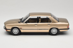 BMW 520i E28 Gold Metallic IXO 1:18 18CMC184 Metalas - nuotrauka 3 iš 6