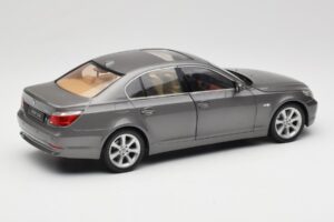 BMW 530i E60 Grey Metallic Revell 1:18 08841 Metalas - nuotrauka 3 iš 8
